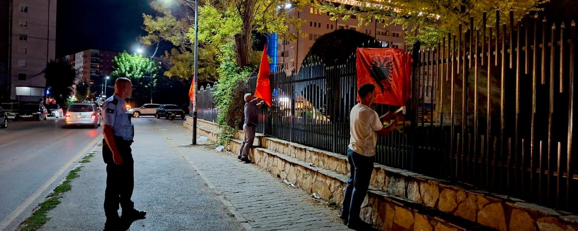 Zastave OVK na ogradi crkvene porte u Lipljanu Zastave OVK na ogradi crkvene porte u Lipljanu - Sputnik Srbija, 1920, 11.08.2026