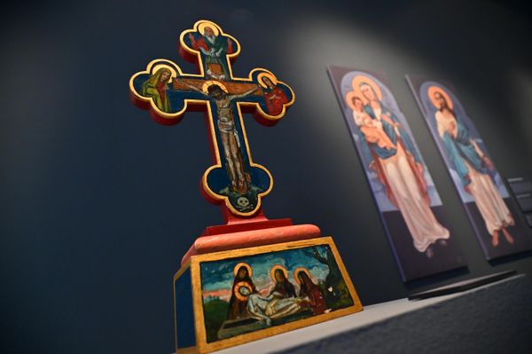 Као материјал за израду иконостаса, коришћени су стари железнички прагови који су српски заробљеници голим рукама вадили и доносили уметнику. Они су своја следовања хране мењали за боје, а резбарски алат правили од старих коњских потковица и металних отпадака - Sputnik Србија