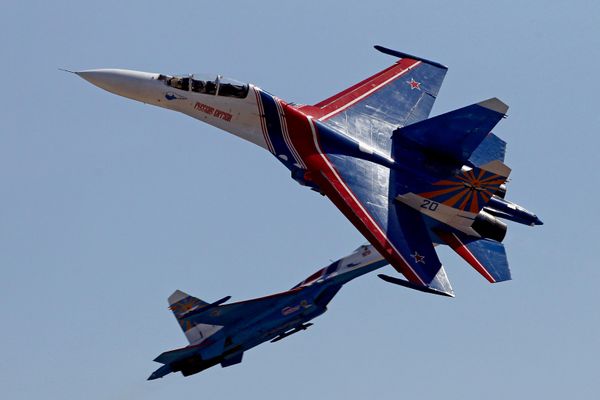 Лет ловачких авиона Су-27 пилотажне групе „Руски витезови“ на аеро-митингу у Кубинки, посвећеном 75. годишњици оснивања авијационог центра и 22. годишњици постојања „Руских витезова“. Лет ловачких авиона Су-27 пилотажне групе „Руски витезови“ на аеро-митингу у Кубинки, посвећеном 75. годишњици оснивања авијационог центра и 22. годишњици постојања „Руских витезова“. - Sputnik Србија