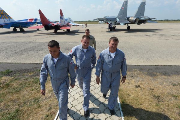 Чланови пилотажне групе „Стрижи“ Дмитриј Рижеволов, Дмитриј Зубков и Денис Кузњецов (слева надесно) током прославе Дана Ваздухопловних снага у Липецку. Чланови пилотажне групе „Стрижи“ Дмитриј Рижеволов, Дмитриј Зубков и Денис Кузњецов (слева надесно) током прославе Дана Ваздухопловних снага у Липецку. - Sputnik Србија