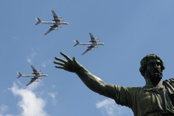Стратешки бомбардери-носачи ракета Ту-95МС из свечаног строја авијације Ваздушно-космичких снага прелећу изнад Црвеног трга у Москви током генералне пробе војне параде поводом 71. годишњице победе у Великом отаџбинском рату. Стратешки бомбардери-носачи ракета Ту-95МС из свечаног строја авијације Ваздушно-космичких снага прелећу изнад Црвеног трга у Москви током генералне пробе војне параде поводом 71. годишњице победе у Великом отаџбинском рату. - Sputnik Србија
