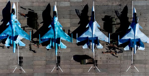 Ловци-бомбардери Су-34 (лево) и вишенаменски ловци Су-30СМ уочи почетка окружне квалификационе етапе међународног такмичења у оспособљености летачких посада „Авиадартс 2021“, на територији авијацијског пука Јужног војног округа (ЈВО) у Краснодарском крају. Ловци-бомбардери Су-34 (лево) и вишенаменски ловци Су-30СМ уочи почетка окружне квалификационе етапе међународног такмичења у оспособљености летачких посада „Авиадартс 2021“, на територији авијацијског пука Јужног војног округа (ЈВО) у Краснодарском крају. - Sputnik Србија
