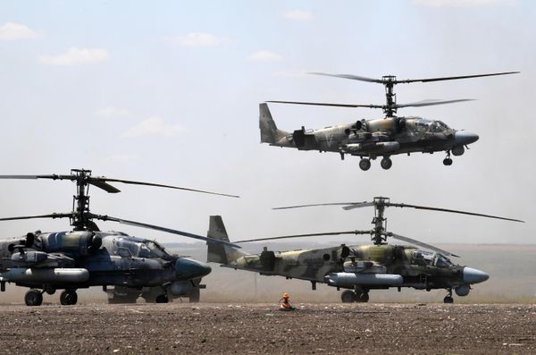 Ударни хеликоптери Ка-52 Ваздушно-космичких снага Русије на матичном аеродрому у зони извођења Специјалне војне операције у Украјини. Ударни хеликоптери Ка-52 Ваздушно-космичких снага Русије на матичном аеродрому у зони извођења Специјалне војне операције у Украјини. - Sputnik Србија