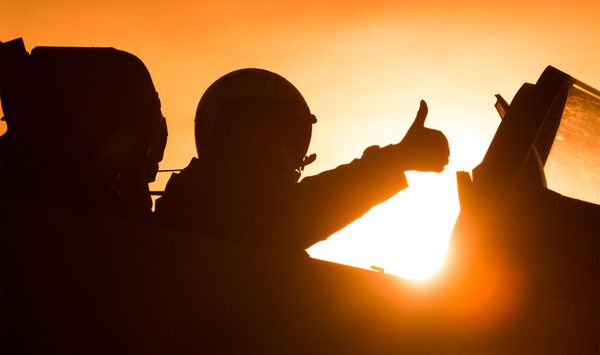 Руски пилот показује знак „лајк“. Руски пилот показује знак „лајк“. - Sputnik Србија