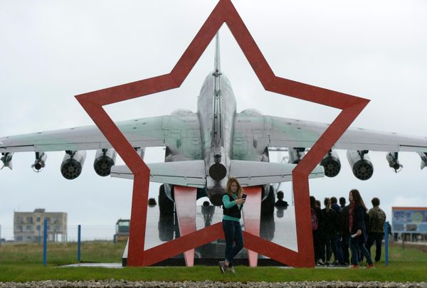 Посетиоци током сверуске етапе међународног такмичења „Авиадартс 2016“ на полигону Ваздушно-космичких снага Русије „Чауда“ код Феодозије. У позадини се види јуришни авион Су-25. Посетиоци током сверуске етапе међународног такмичења „Авиадартс 2016“ на полигону Ваздушно-космичких снага Русије „Чауда“ код Феодозије. У позадини се види јуришни авион Су-25. - Sputnik Србија