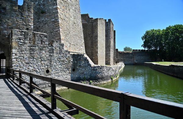 Tvrđava je bila sedište srpske despotovine više od tri decenije (osim privremenog prekida od 1439-1444. godine). Osmanlije su je nekoliko puta opsedale, te ju je tako, prilikom prve opsade 1439. usled gladi posada predala, ali su zato 1453. i 1456. godine, turski napadi odbijeni. - Sputnik Srbija