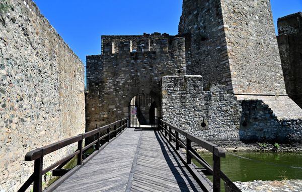 Izgrađena sa namerom da odoli najezdi Osmanlija, sa svojim moćnim bedemima sa 25. kula na njima i površinom od ukupno 14,5 hektara, tvrđava se ubrajala među najveća ravničarska utvrđenja Evrope iz tog perioda. - Sputnik Srbija