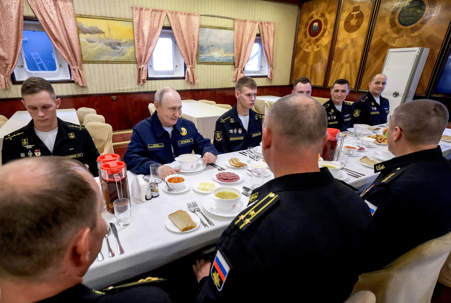 Predsednik Rusije Vladimir Putin ruča sa posadom krstarice Varjag - Sputnik Srbija, 1920, 13.08.2026
