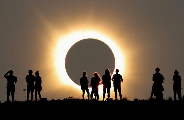 Mesec potpuno prekriva Sunce tokom potpunog pomračenja Sunca, snimljenog iz Astrofizičke opservatorije Havalambre u Arkos de las Salinasu. - Sputnik Srbija