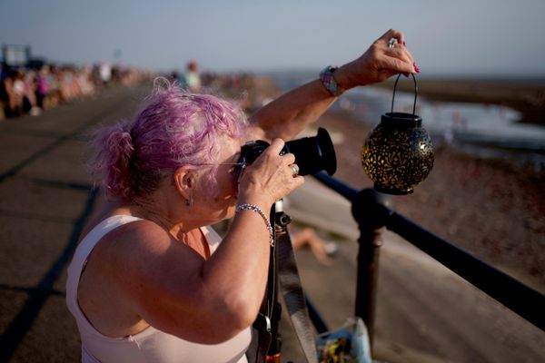 Fotografisanje delimičnog pomračenja Sunca na plaži Krosbi u Liverpulu, dok Mesec prekriva deo Sunca. - Sputnik Srbija