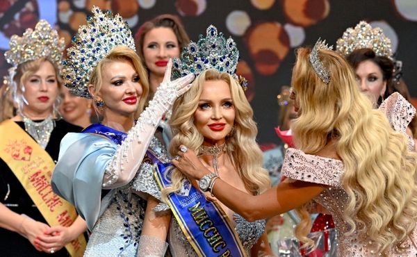 Finalistkinja Natalija Igumnova (u sredini), koja je pobedila u kategoriji „Mis Rusija klasik“. - Sputnik Srbija