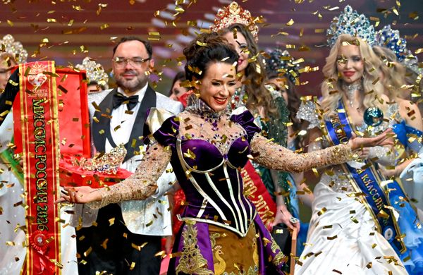 Finalistkinja Marina Kuklačova (u sredini), koja je pobedila u kategoriji „Mis Rusije“, na zajedničkom finalu izbora „Mis Moskve“ i „Mis Rusije“. - Sputnik Srbija