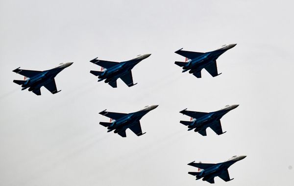 Наступ акробатске групе Ваздушно-космичких снага Русије „Руски витезови“ на ловцима Су-30СМ. - Sputnik Србија