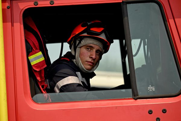 Vatrogasac gleda kroz prozor svog vozila nakon gašenja požara u Francuskoj. - Sputnik Srbija