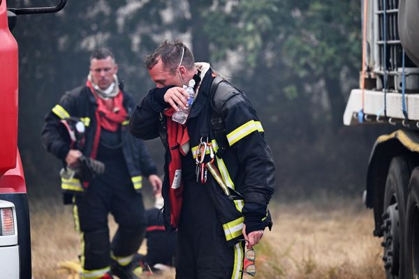 Pauza nakon gašenja požara u šumi u blizini Blagona, tokom šumskih požara na jugozapadu Francuske. - Sputnik Srbija