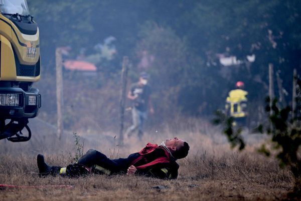 Vatrogasac odmara nakon gašenja požara u šumi u blizini Blagona. - Sputnik Srbija