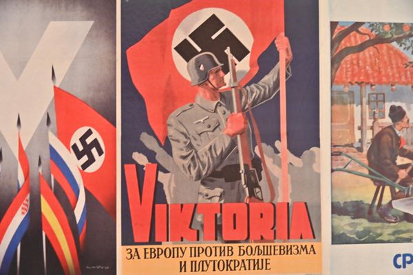 Ангажовани су познати цртачи и сликари за израду агресивних политичких плаката којима се демонизавао устанички покрет и савезници, оправдавале казнене мере и окупација, а у исто време глорификовала идеологија фашизма и национал-социјализма  - Sputnik Србија