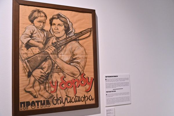 Чувени партизански пропагандни плакат „У борбу против окупатора“,  израдио је сликар и учесник НОБ-а  Драгољуб Вуксановић Вуксан 1941. године. После пропасти Ужичке републике Вуксановић је заробљен у околини Ужица и интерниран у концентрациони логор у Норвешкој - Sputnik Србија