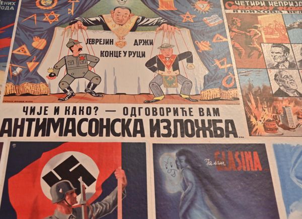 Један од највећих колаборационистичких пропагандних подухвата током целог трајања Другог светског рата на простору Србије, представља „Велика антимасонска изложба“ отворена  22. октобра 1941. године у окупираном Београду. Процењује се да је изложбу посетило око 80.000 људи. - Sputnik Србија