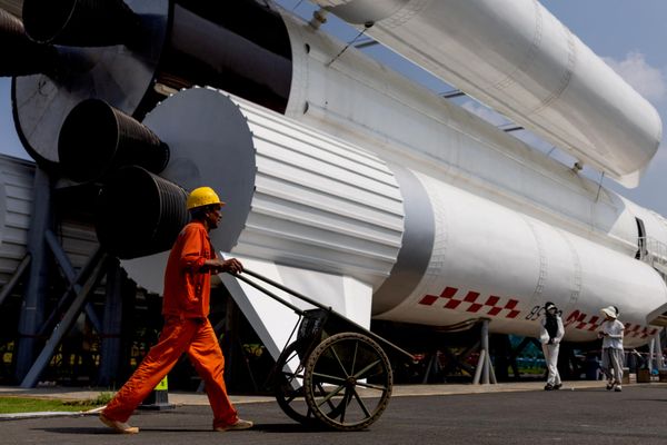 Radnik gura kolica pored makete rakete-nosača „Dugi marš 5B“ u prirodnoj veličini u Centru za vazduhoplovnu nauku i obrazovanje Venčang u Venčangu. - Sputnik Srbija