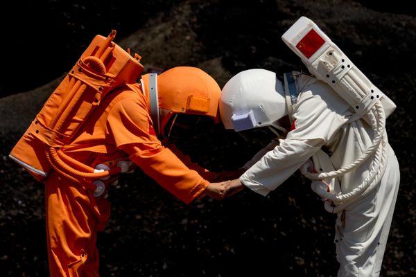 Par u kostimima svemirskih odela pozira fotografima kod vulkana broj 6 u vulkanskom geoparku Ulanhada u Ulankabu, u Autonomnoj oblasti Unutrašnja Mongolija. - Sputnik Srbija