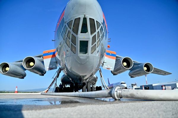 Avion može da izbaci do 42 tone vode u jednom naletu, što ga čini jednim od najmoćnijih operativnih aviona za gašenje požara, imajući u vidu da u okviru Mehanizma civilne zaštite EU ne postoje raspoloživi protivpožarni avioni ovog kapaciteta. - Sputnik Srbija