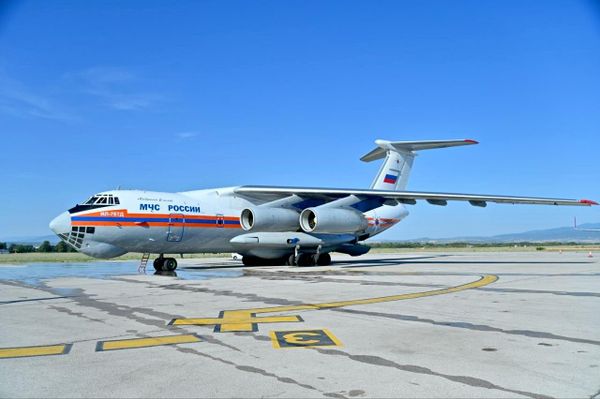 Ruski "vazdušni vatrogasac" je   četvoromotorni teški transportni avion nosivosti od 50 do 60 tona, koji može da leti u veoma teškim meteorološkim uslovima. - Sputnik Srbija