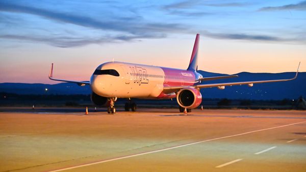 Avion na pisti aerodroma u suton - Sputnik Srbija