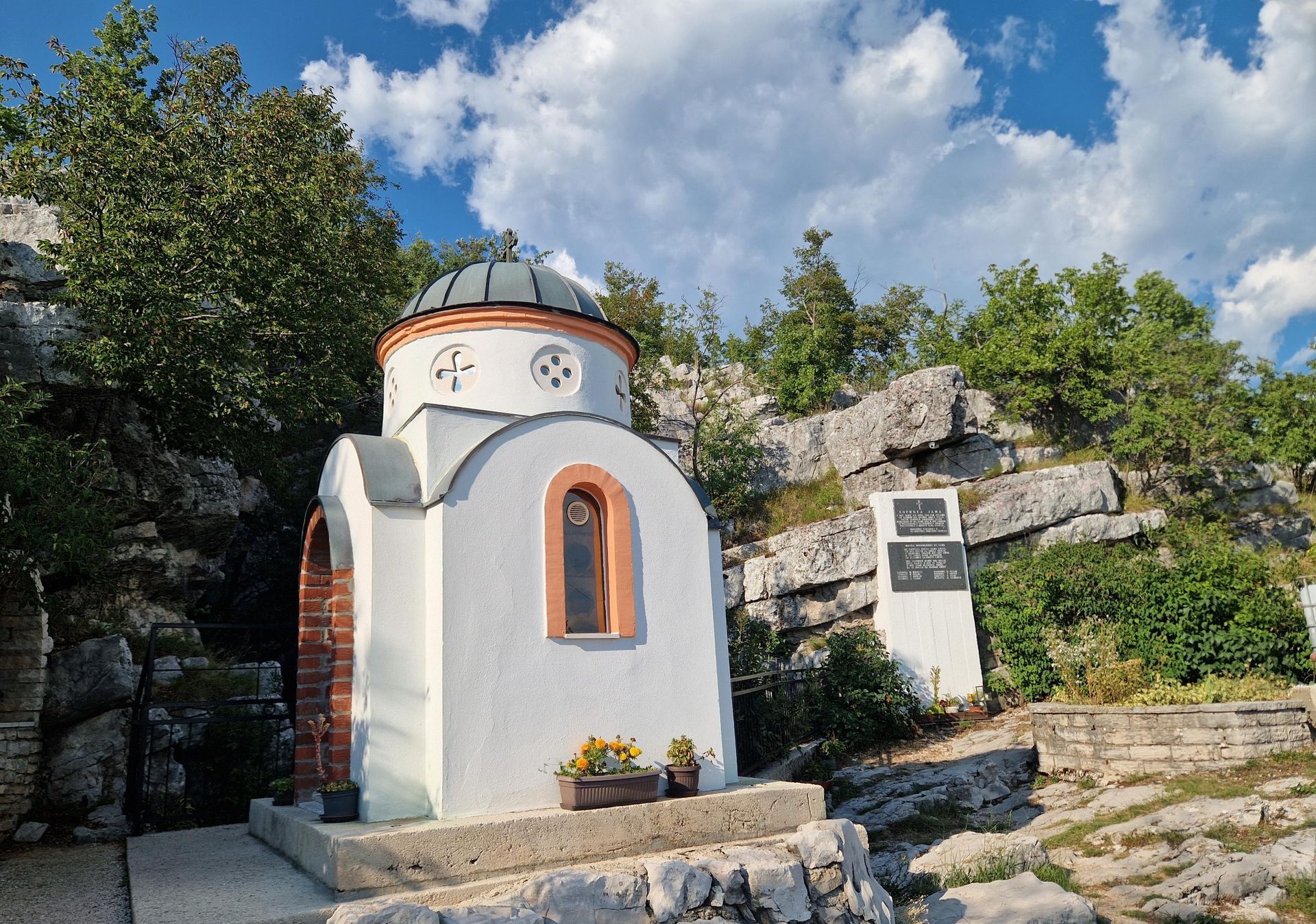 Корићка јама код Билеће у коју су усташе 1941. године бациле 180 мештана села Корита  - Sputnik Србија, 1920, 21.08.2026