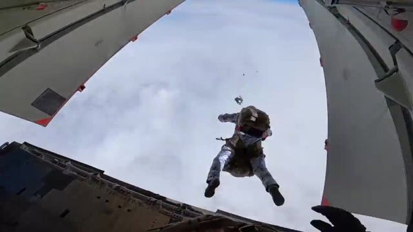Скок са ивице свемира: Рус скочио са 11.551 метра и оборио светски рекорд /видео/