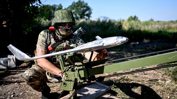 Ruski vojnik lansira dron u zoni specijalne vojne operacije Ruski vojnik lansira dron u zoni specijalne vojne operacije - Sputnik Srbija
