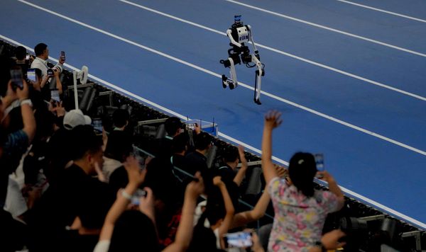 Gledaoci navijaju za robota koji se takmiči u trci na 1.500 metara tokom Svetskih igara humanoidnih robota u Pekingu - Sputnik Srbija