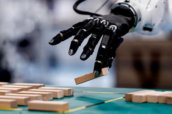 Humanoidni robot učestvuje u takmičenju u građenju kule od kockica spretnim rukama tokom Svetskih igara humanoidnih robota 2026, u Nacionalnom ovalu za brzo klizanje u Pekingu - Sputnik Srbija