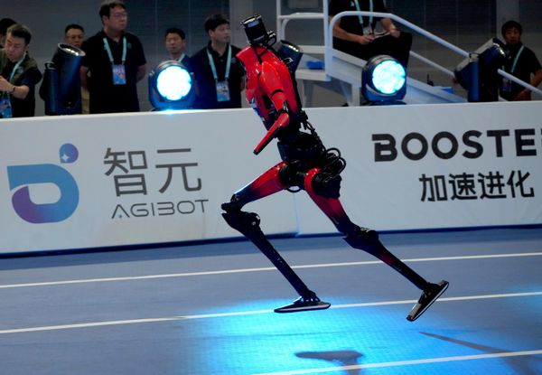 Robot se takmiči u trci na 400 metara tokom Svetskih igara humanoidnih robota u Pekingu - Sputnik Srbija
