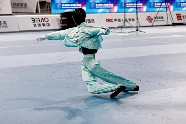 Humanoidni robot pada tokom finala u tai čiju na Svetskim igrama humanoidnih robota 2026, u Nacionalnom ovalu za brzo klizanje u Pekingu - Sputnik Srbija