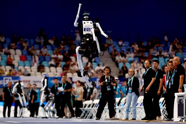Humanoidni robot „Tjengung“ učestvuje u takmičenju u skoku u dalj tokom Svetskih igara humanoidnih robota 2026, u Nacionalnom ovalu za brzo klizanje u Pekingu - Sputnik Srbija