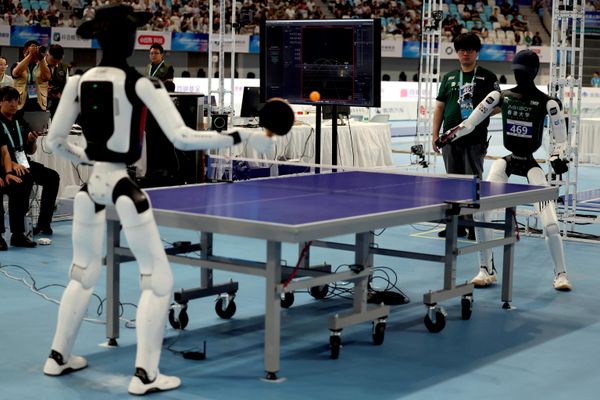 Humanoidni roboti učestvuju u takmičenju u stonom tenisu tokom Drugih svetskih igara humanoidnih robota u Nacionalnom ovalu za brzo klizanje u Pekingu. - Sputnik Srbija