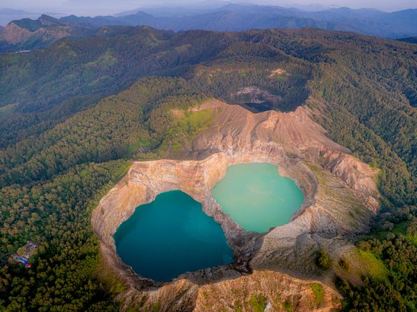 Kelimutu — jedan od najpoznatijih vulkana u Indoneziji. Poznat je po svoja tri kisela jezera, od kojih svako ima drugačiju boju. - Sputnik Srbija