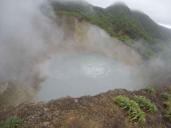 Vrelo jezero u Nacionalnom parku Morn Troa Piton na Dominiki je potopljeni fumarol i drugo najveće vrelo jezero na svetu. Široko je oko 60 do 75 metara, a njegovu uzburkanu, sivkastoplavu vodu zagreva magma ispod površine, pa je jezero stalno obavijeno oblakom guste vodene pare. - Sputnik Srbija