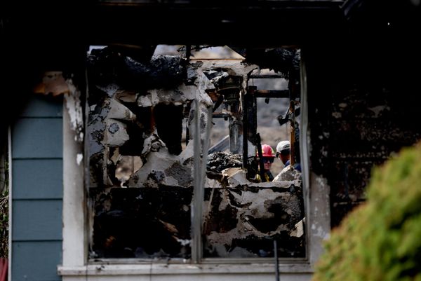 Požar je počeo u subotu u blizini granice sa Kalifornijom, a u nedelju se naglo proširio.Povređeno je najmanje sedam ljudi, među kojima tri pripadnika hitnih službi i četiri civila. - Sputnik Srbija