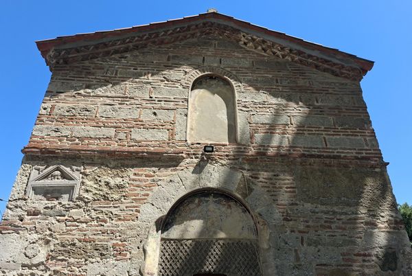 Техника зидања и разноликост материјала коришћеног у градњи светиње разликује се по зонама, што указује на претпоставку да припадају различитим периодима градње. Када се пажљивије погледа стиче се утисак да је доњи ниво грађевине задржао аутентичан изглед из времена градње - Sputnik Србија