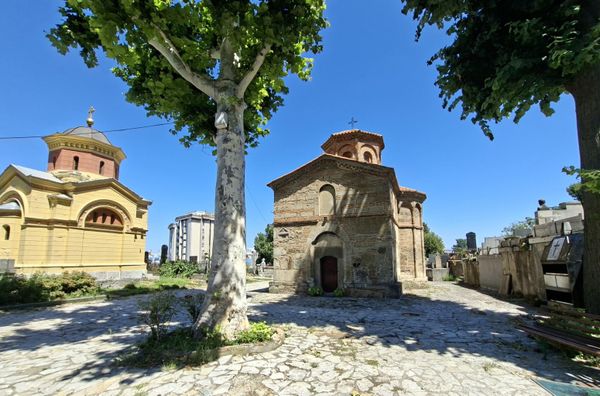 Православна светиња је подигнута у централном делу Старог смедеревског гробља на месту много старије некрополе. Археолошким истраживањема 1982. године пронађено је 13  гобова. У једном од њих, пронађени су гробни прилози који упућују да је у њему сахрањен какав црквени великодостојник - Sputnik Србија
