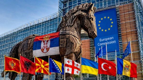 Тројански коњ испред зграде ЕК  - Sputnik Србија