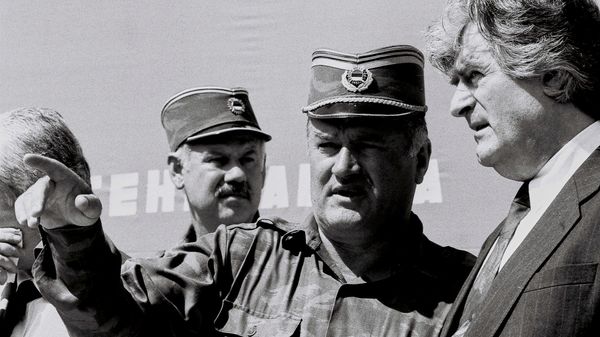 General Ratko Mladić sa Radovanom Karadžićem u Banjaluci 1994. - Sputnik Srbija