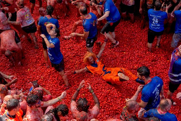 Nekoliko ljudi prijavilo je peckanje u nosu, a osoblje festivala moralo je da koristi zaštitne maske. Gradska skupština Bunjola negirala je navode da je biber sprej ispaljen iz jednog od kamiona.Prema opštinskim izvorima, supstanca je prvi put detektovana u vazduhu u blizini kamiona. - Sputnik Srbija