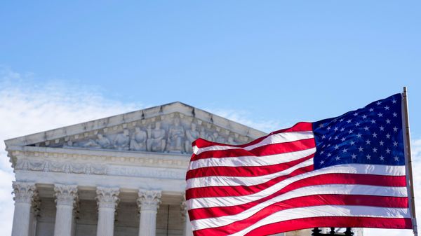 Američka zastava ispred Vrhovnog suda u Vašingtonu. - Sputnik Srbija
