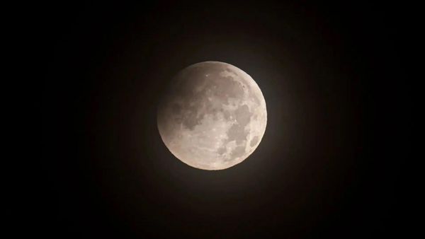 "Roskosmos je objavio snimak pomračenja koje se dogodilo ujutru 28. avgusta. Retki pun mesec poklopio se sa pomračenjem Meseca, postavivši Zemljin satelit u senku planete, a njegov disk je poprimio crvenkastu nijansu. - Sputnik Srbija