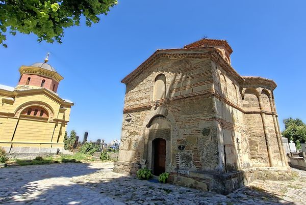 Упркос својим релативно скромним димензијама, храм посвећен Пресветој Богородици својим складним пропорцијама и уравнотеженим архитектонским компоновањем, представља мали, али изузетно вредан, архитектонски бисер у круни средњевековне архитектуре Моравске Србије. - Sputnik Србија