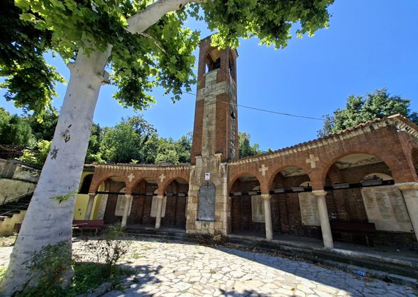 Поред цркве, налази се и Спомен костурница жртвама велике експлозије у Смедереву (5. јун 1941.) у којој је  страдало од 2.000 до 4.000 хиљаде људи.  За потребе изградње спомен костурнице уклоњена је дрвена припрата цркве Успења Пресвете Богородице - Sputnik Србија