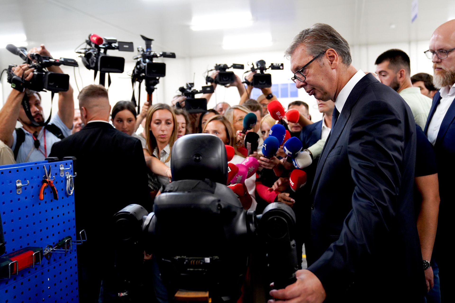 Predsednik Aleksandar Vučić obilazi fabriku humanoidnih robota u Šapcu. - Sputnik Srbija, 1920, 29.08.2026
